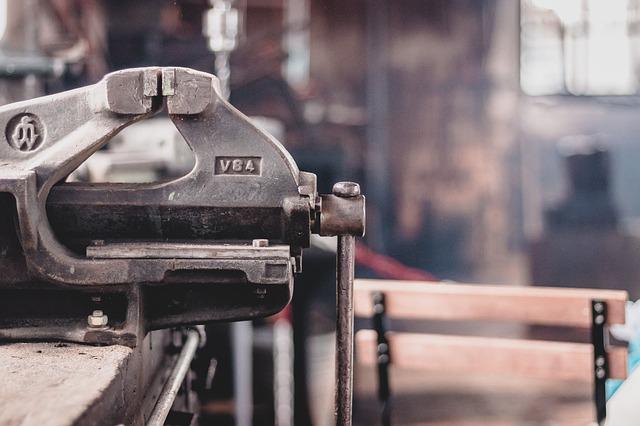 picture of a vise on a benchtop